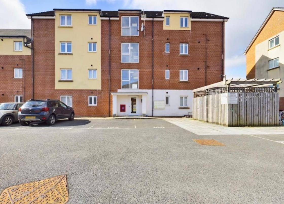 Modern 2 Bed City Apartment With Private Parking Swansea Buitenkant foto