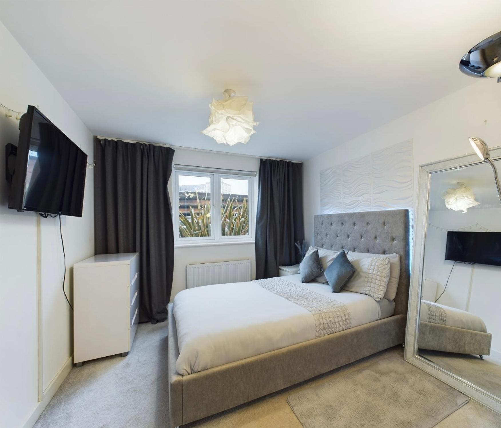 Modern 2 Bed City Apartment With Private Parking Swansea Buitenkant foto